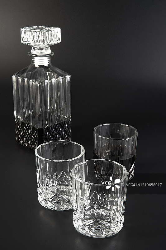 深色背景上的醒酒器和威士忌酒杯图片素材