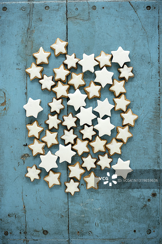 蓝色背景上的圣诞肉桂星星饼干图片素材