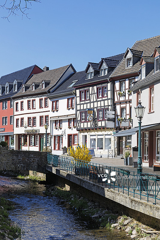 德国北莱茵-威斯特法伦巴特明斯特艾费尔，埃尔夫特河畔的房屋图片素材