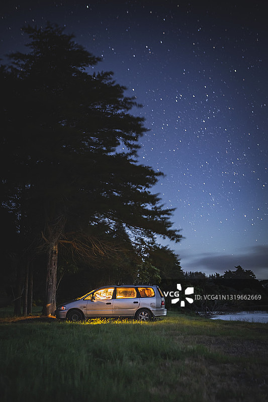 星空下的新西兰北岛罗托鲁阿湖露营车图片素材