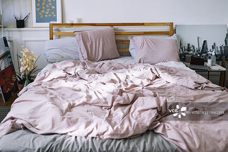 现代室内设计：粉色床品的卧室图片素材