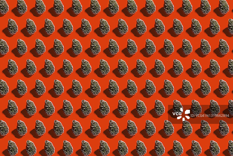 红色背景下成排针叶树图案图片素材