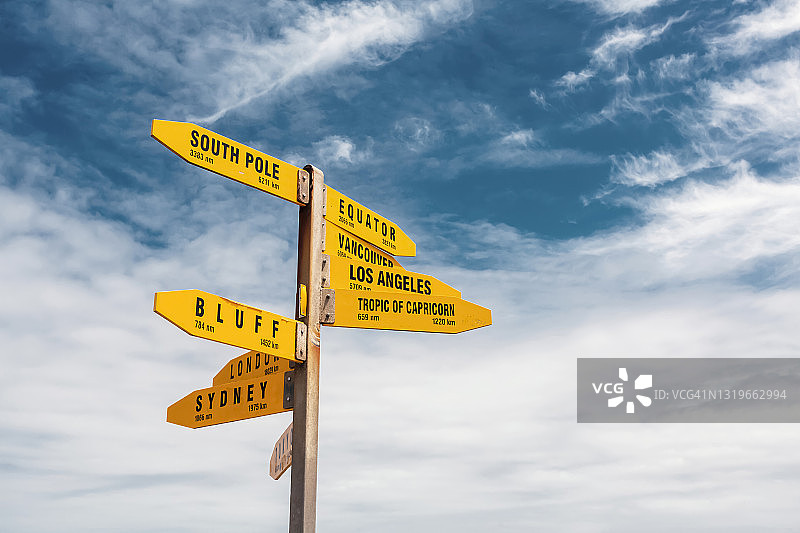 天空背景下的指示牌图片素材