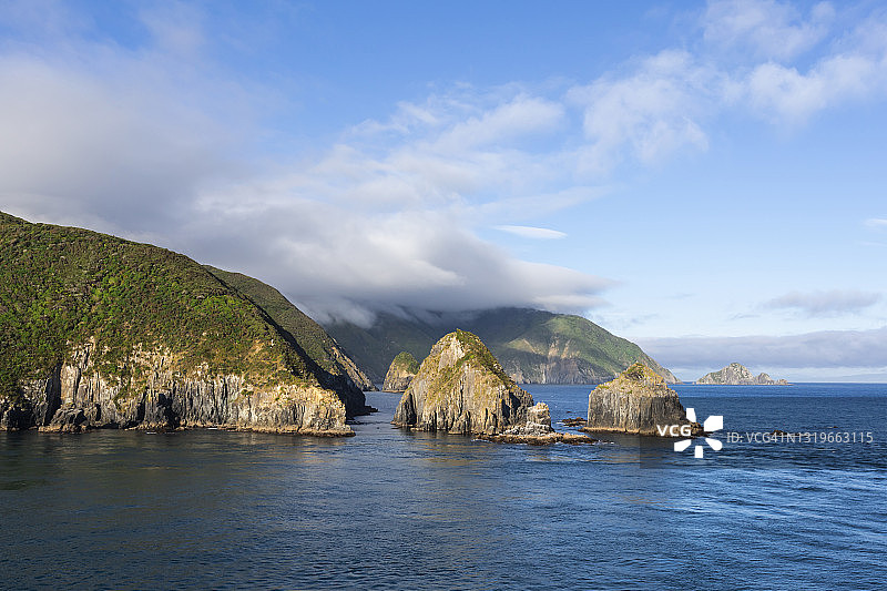 笼罩在马尔堡峡湾沿海山脉上的厚重云层图片素材