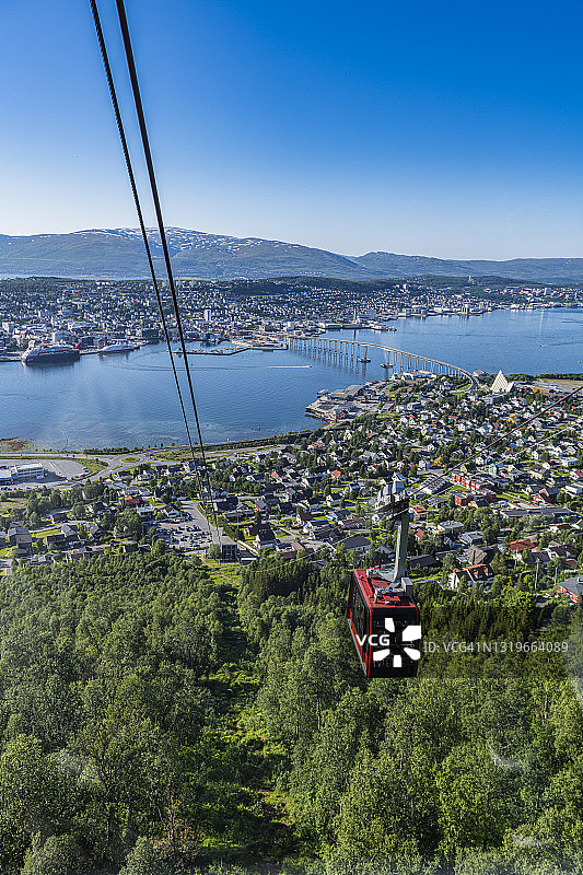 挪威特罗姆斯-芬马克郡，乘坐菲尔黑森缆车俯瞰特罗姆瑟沿海城市图片素材