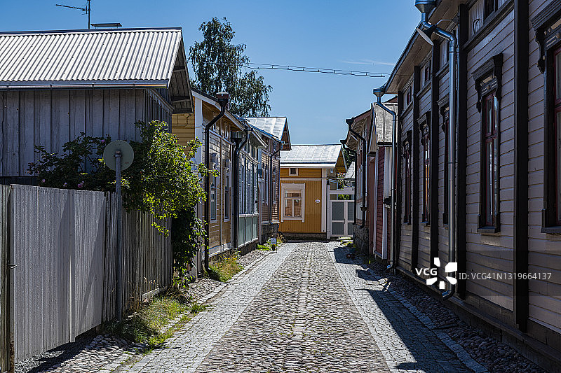 芬兰劳马老劳马的鹅卵石街道旁的木屋图片素材