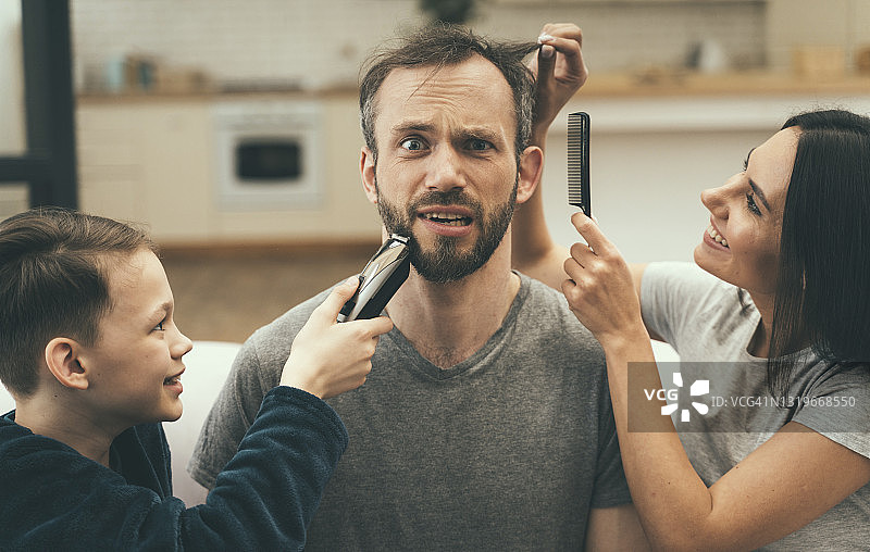 忧虑的男人在家理发图片素材