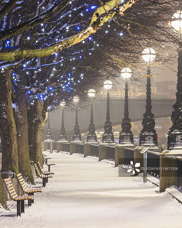 英国伦敦，冬季空旷的南岸长廊上的街道灯光图片素材
