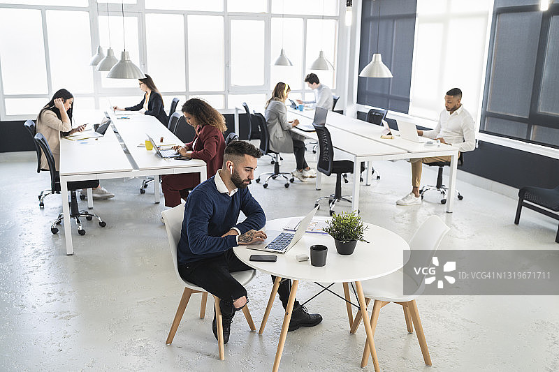 在共享办公室内工作的男女职场人士图片素材