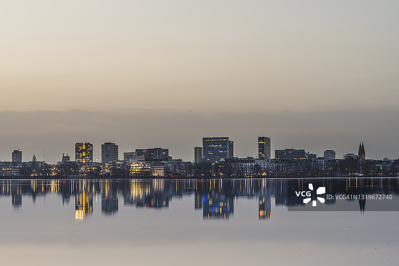 德国汉堡圣乔治区建筑在内阿尔斯特湖的倒影图片素材