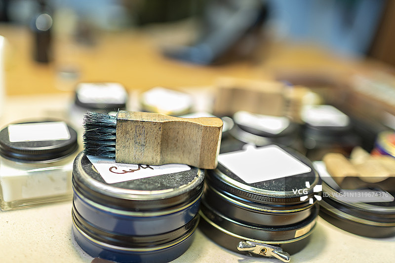 车间里的鞋油和刷子图片素材