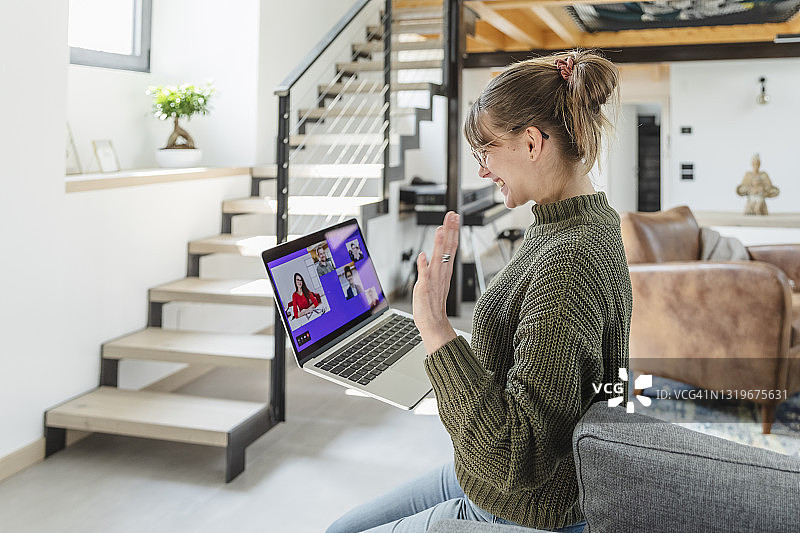 女商人在家通过笔记本电脑与同事进行视频通话问候图片素材
