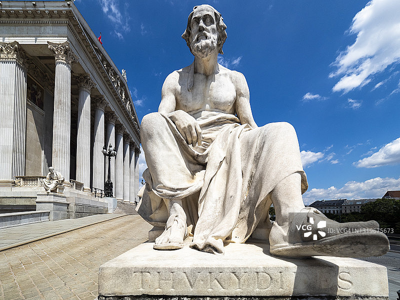 奥地利，维也纳，坐在奥地利议会大厦前的修昔底德雕像图片素材