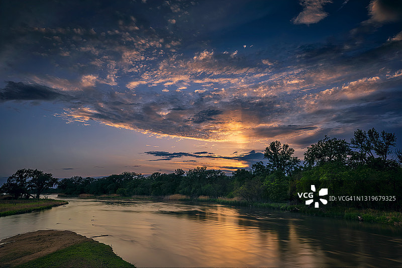 内布拉斯加州伍德河附近普拉特河日落图片素材
