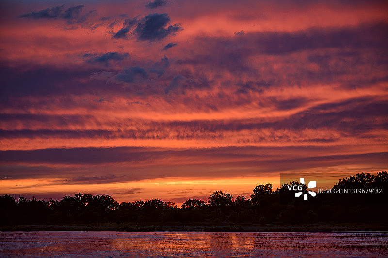 内布拉斯加州谢尔顿附近普拉特河的日落图片素材
