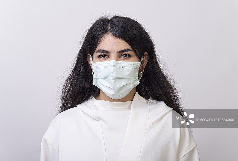 戴防护口罩的微笑女人的肖像图片素材