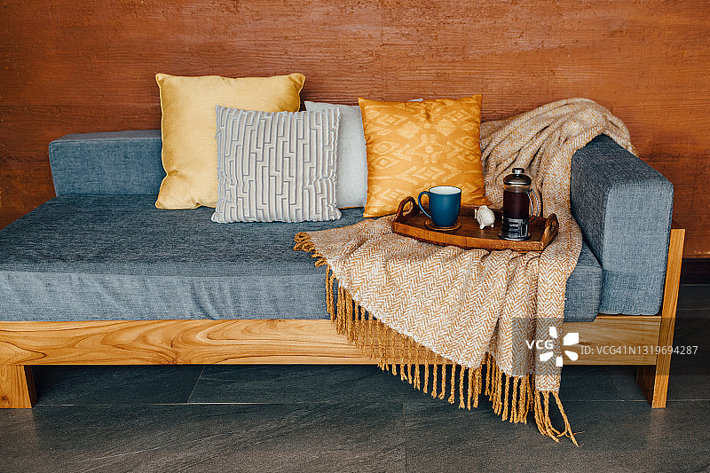 灰色沙发上的红茶托盘图片素材