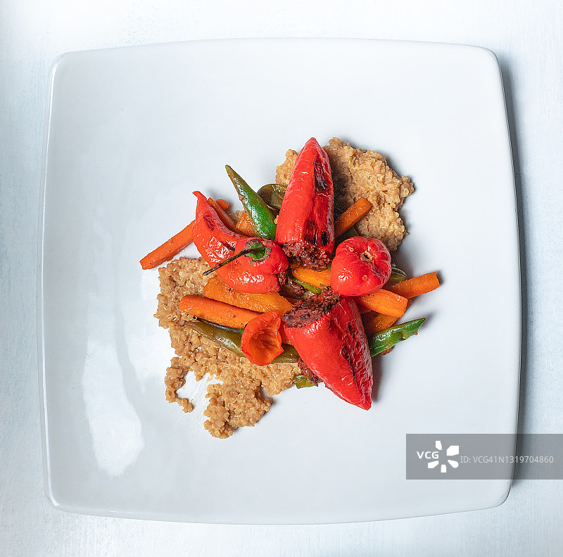 秘鲁风味纯素菜：酿黑豆Rocoto辣椒配藜麦饭图片素材