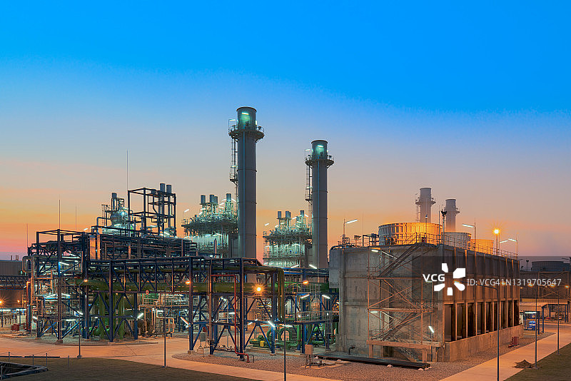 燃气轮机发电厂，蓝色时分的黄昏图片素材