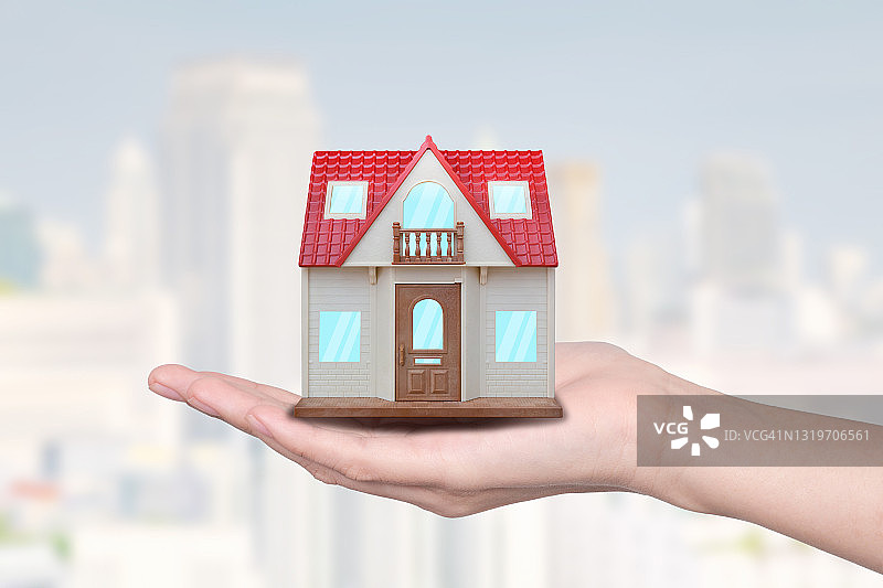 自然背景上手中的房屋模型图片素材