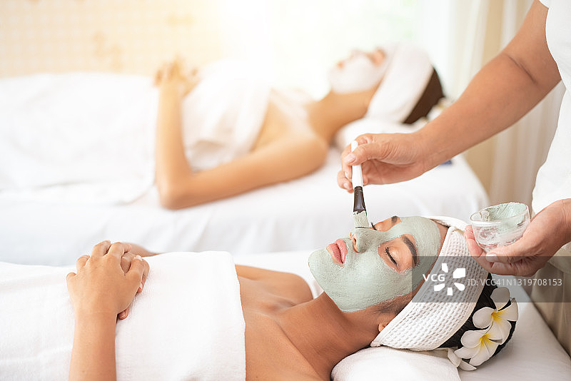 美容师在SPA中为女性进行酶焕肤图片素材