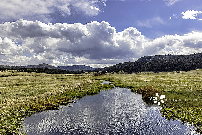 新墨西哥州瓦列斯火山口的溪流图片素材