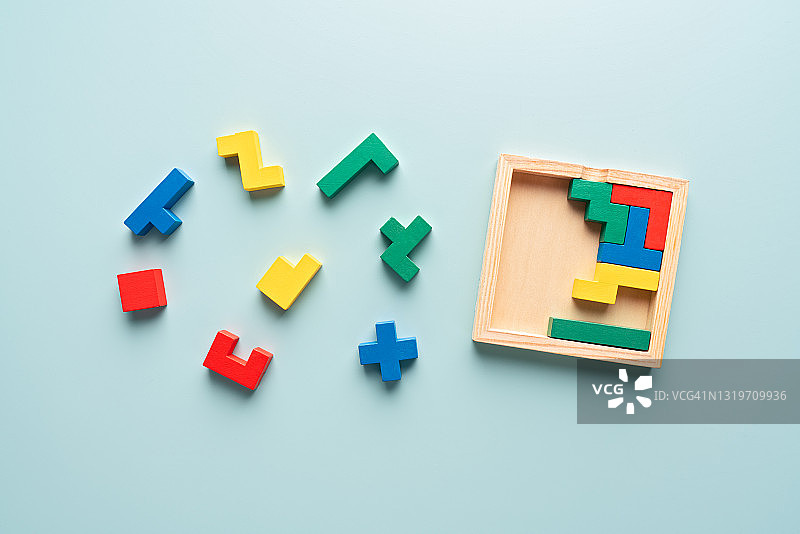 彩色木制拼图块图片素材