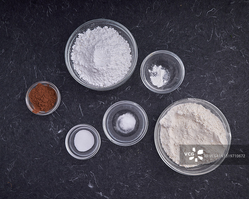 速溶巧克力海绵蛋糕干料图片素材