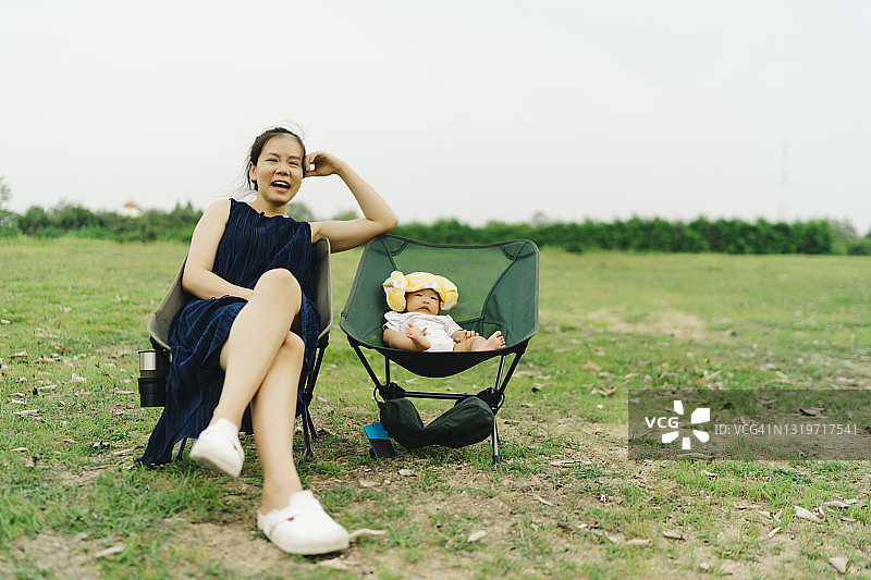 东南亚家庭与女婴在乡村休闲野餐图片素材