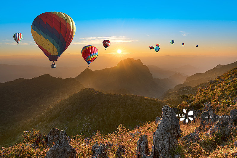 泰国山区上空的彩色热气球图片素材