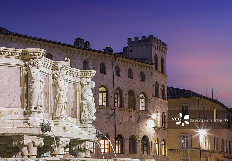 意大利中世纪城镇的雕像喷泉图片素材