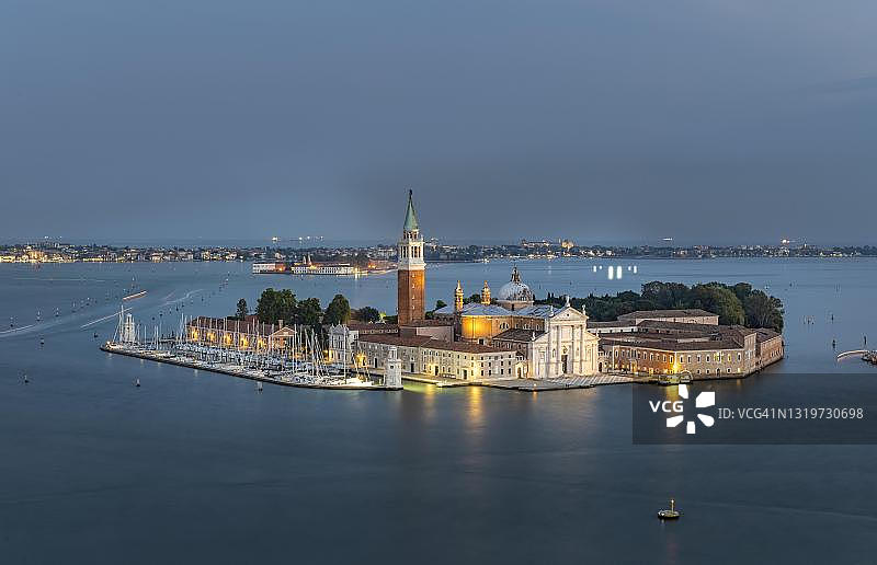 圣乔治马焦雷岛的傍晚氛围，从圣马可钟楼眺望威尼斯，意大利图片素材