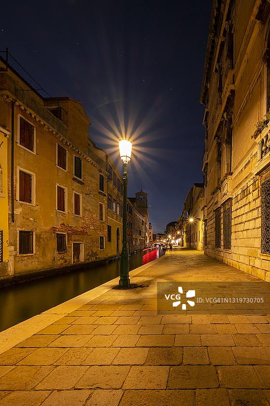 意大利威尼斯的傍晚氛围：运河与历史建筑图片素材