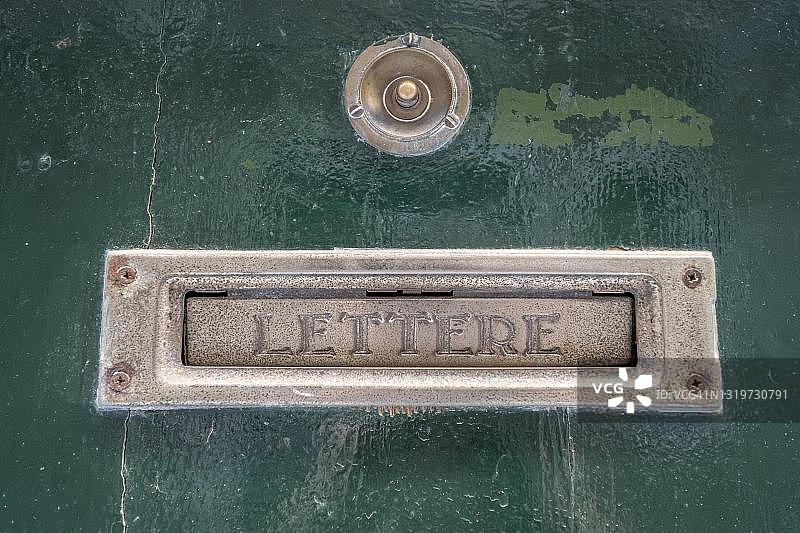 意大利威尼斯房屋墙壁上的钟和投信口图片素材