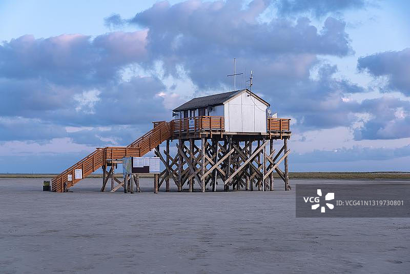 德国石勒苏益格-荷尔斯泰因州圣彼得-奥尔丁海滩上的桩屋图片素材
