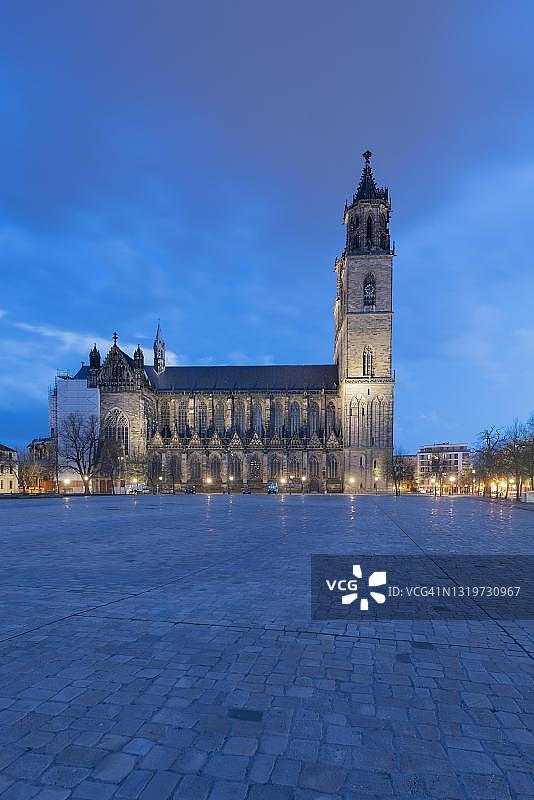 德国萨克森-安哈尔特州马格德堡大教堂蓝色时刻图片素材