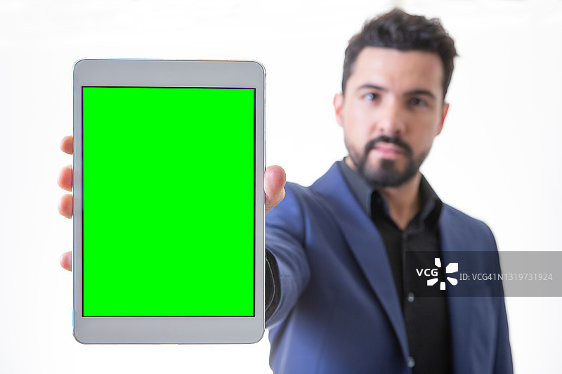 展示平板设备绿色屏幕的男子图片素材