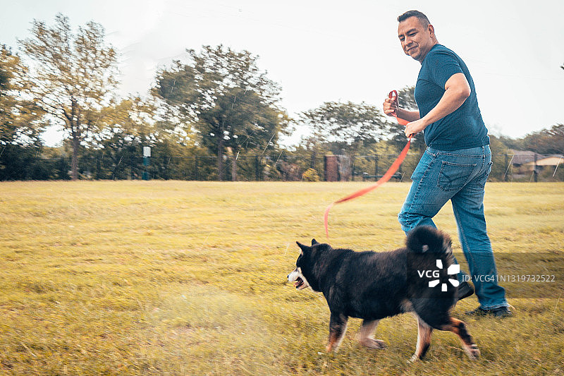 加快步伐图片素材