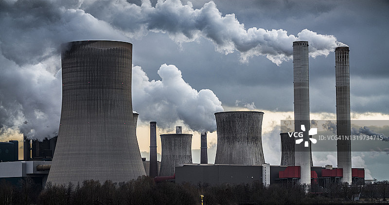 带有烟囱和冷却塔的发电厂图片素材