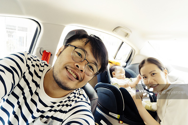 亚洲父亲自拍全家福，开始周末公路旅行图片素材