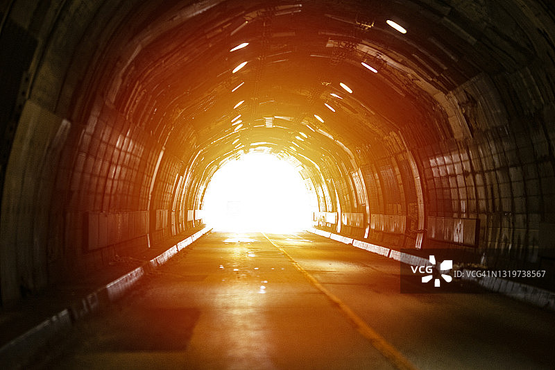 开放式高速公路地下隧道的广角视图，带照明图片素材