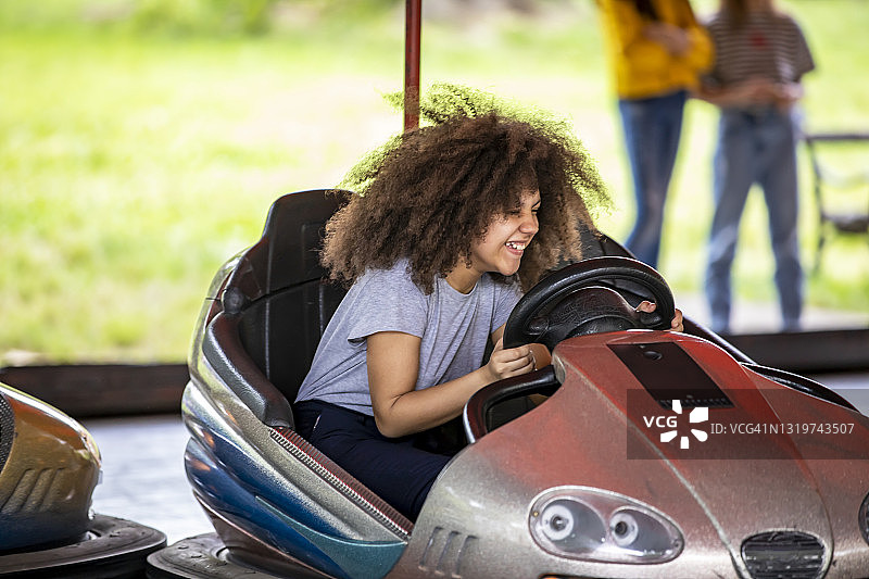 在游乐园里玩耍的快乐可爱的小女孩图片素材