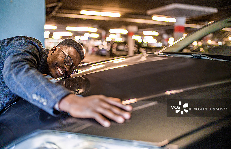 快乐的商人拥抱他的新车图片素材