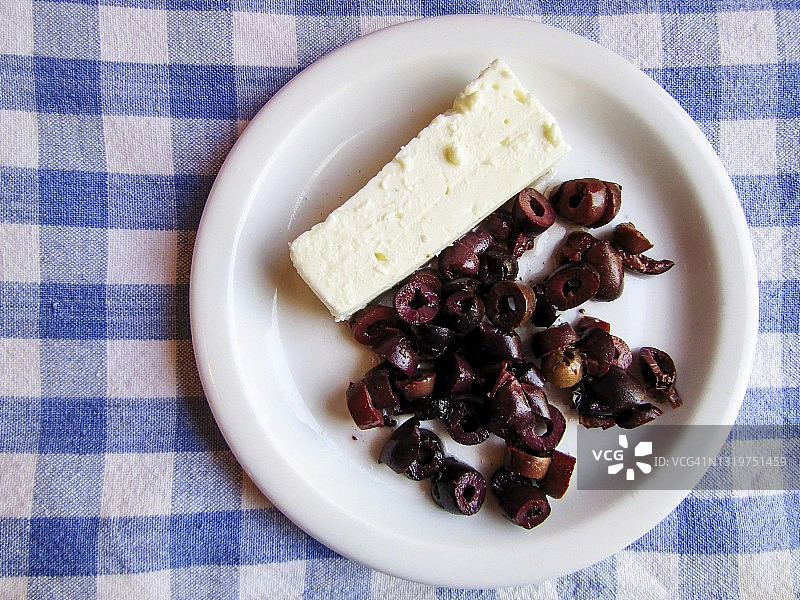 希腊克里特岛的菲达奶酪黑橄榄拼盘图片素材