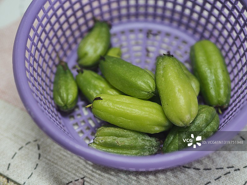 阳桃、酢浆草科、紫色塑料篮中的黄瓜绿色水果蔬菜、食物背景图片素材