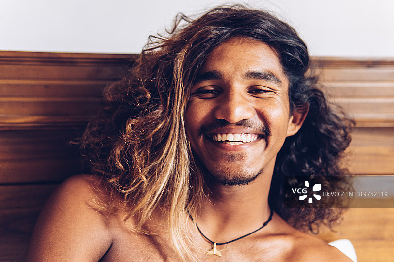 快乐微笑的年轻男人图片素材