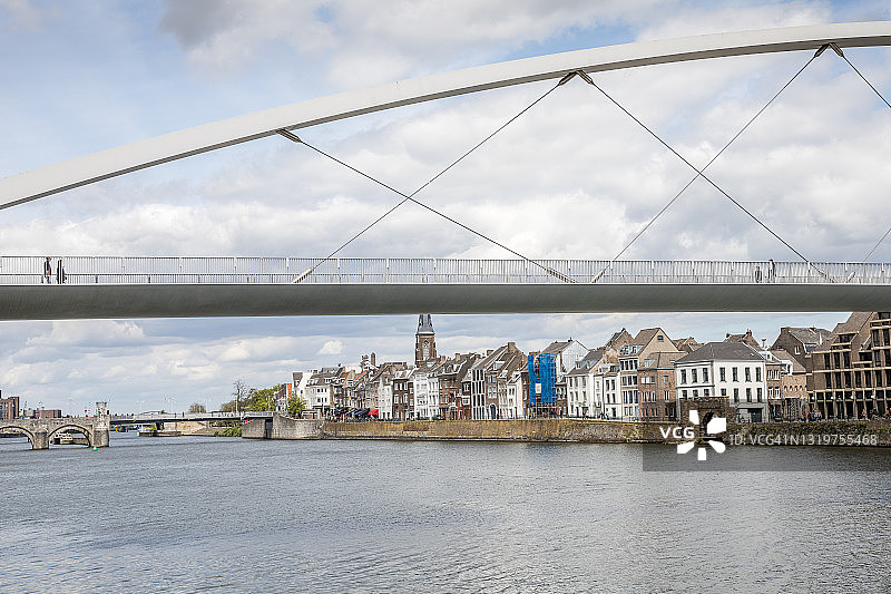 默兹河上的霍赫布鲁格桥图片素材