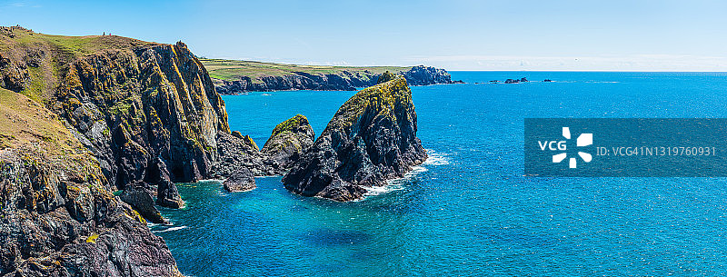 英国康沃尔郡基纳纳斯海湾海蚀柱悬崖蓝色海景全景图片素材