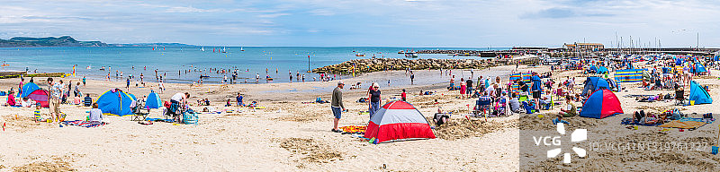 海滩度假游客全景图片素材