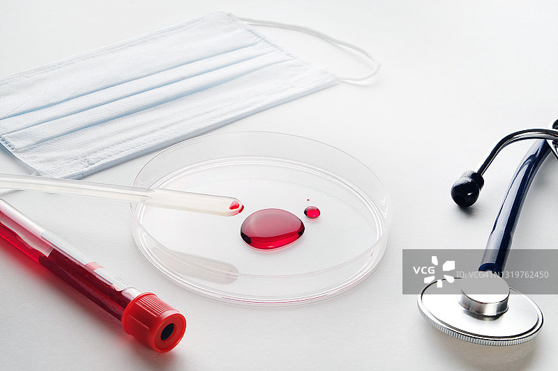 白色背景下玻璃培养皿中的一滴血图片素材
